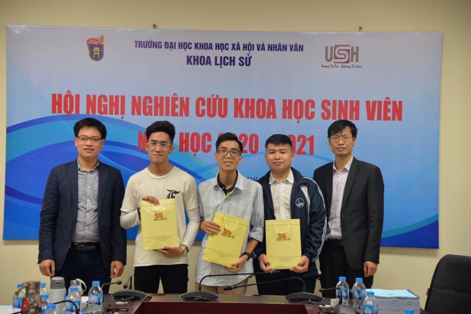 Sinh viên nhận Giải Khuyến Khích