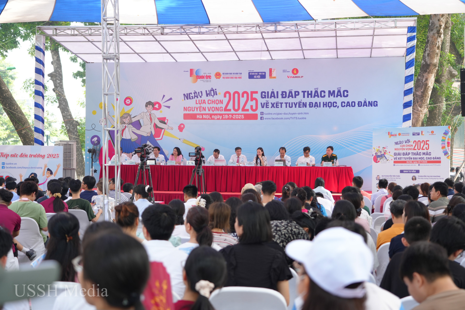 Hàng ngàn thí sinh tìm hiểu thông tin 28 ngành đào tạo của VNU-USSH
